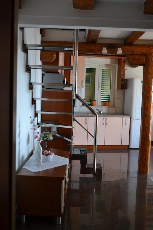 Apartments Karlo オミシュ エクステリア 写真